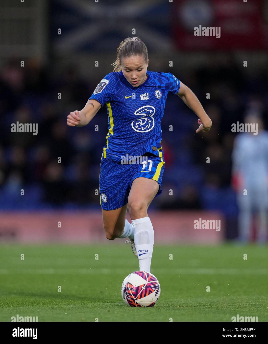 Kingston, Regno Unito. 21 Nov 2021. Guro Reiten di Chelsea Women durante la partita FAWSL tra Chelsea Women e Birmingham City Women al Kingsmeadow Stadium, Kingston, Inghilterra, il 21 novembre 2021. Foto di Andy Rowland. Credit: Prime Media Images/Alamy Live News Foto Stock