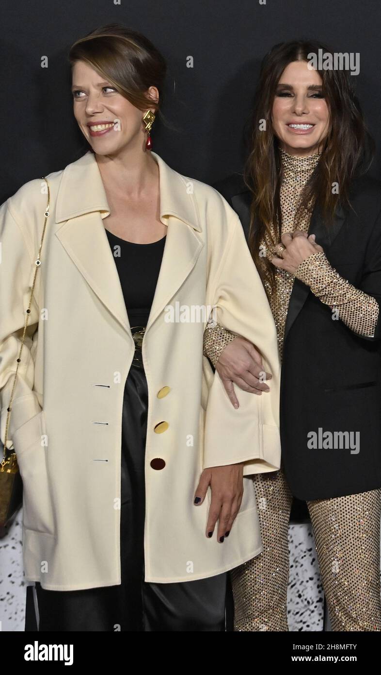 Il membro del cast Sandra Bullock (R) si unisce al regista Nora Fingscheidt (L) durante la prima del film drammatico di Netfix 'The Unforgivable' al DGA Theatre di Los Angeles martedì 30 novembre 2021. Storyline: Rilasciato dalla prigione dopo aver condannato un crimine violento, Ruth Slater (Bullock) rientra in una società che si rifiuta di perdonare il suo passato. Di fronte al severo giudizio dal luogo che una volta ha chiamato a casa, la sua unica speranza di redenzione è trovare la sorella più giovane estranea che è stata costretta a lasciare dietro. Foto di Jim Ruymen/UPI Foto Stock