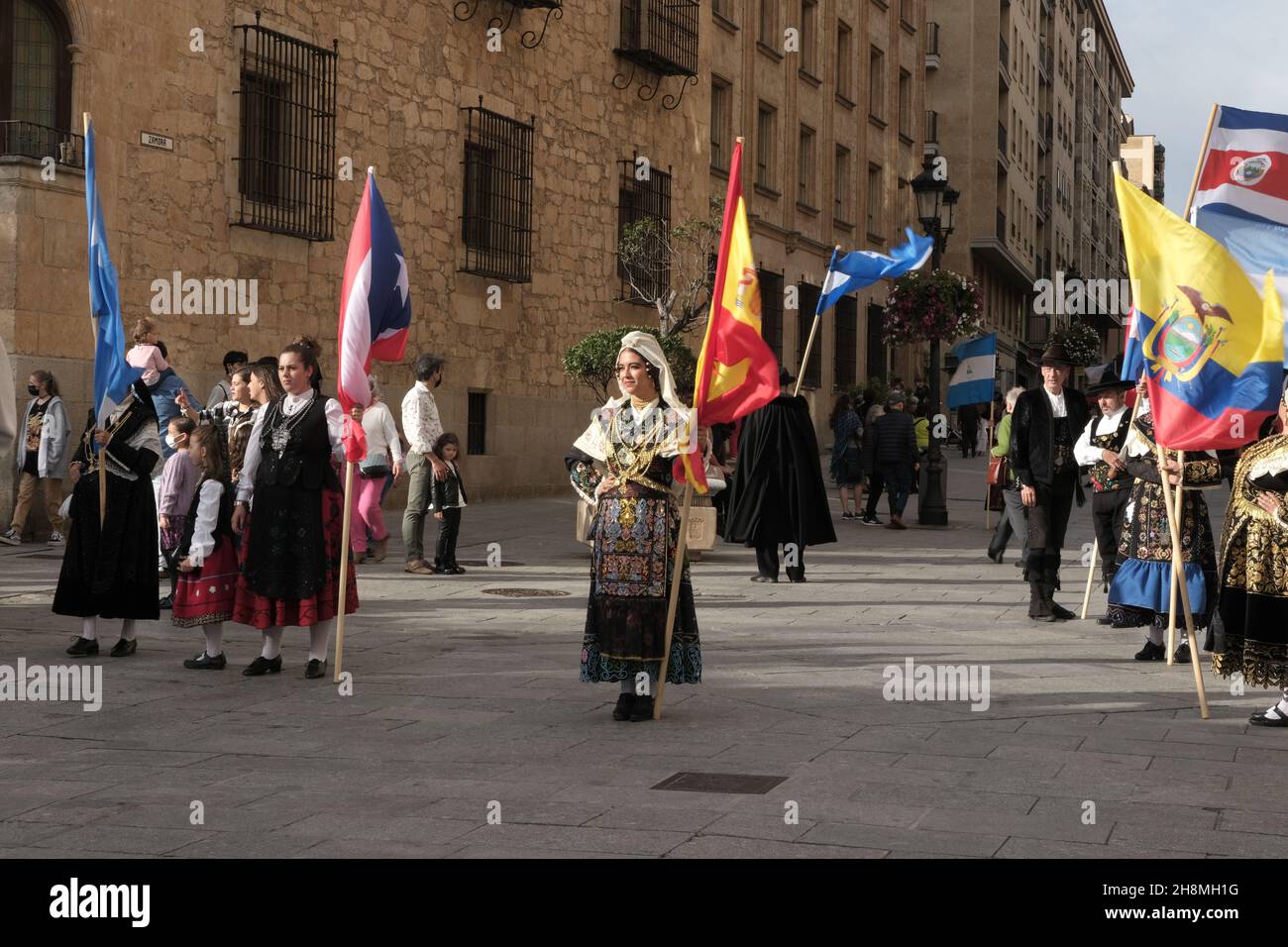 Tradizionale festa spagnola, nella regione di Castilla y Leon, Salamanca: sfilata in costumi tradizionali. Foto Stock