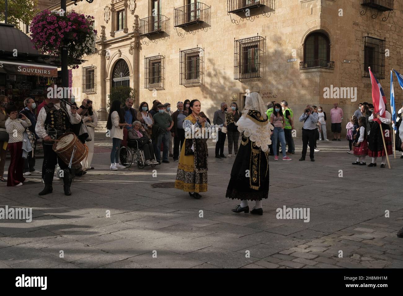 Tradizionale festa spagnola, nella regione di Castilla y Leon, Salamanca: sfilata in costumi tradizionali. Foto Stock