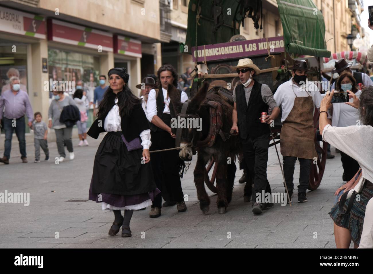 Tradizionale festa spagnola, nella regione di Castilla y Leon, Salamanca: sfilata in costumi tradizionali. Foto Stock