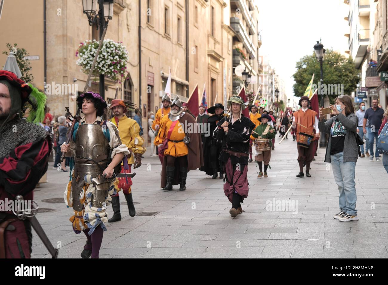 Tradizionale festa spagnola, nella regione di Castilla y Leon, Salamanca: sfilata in costumi tradizionali. Foto Stock