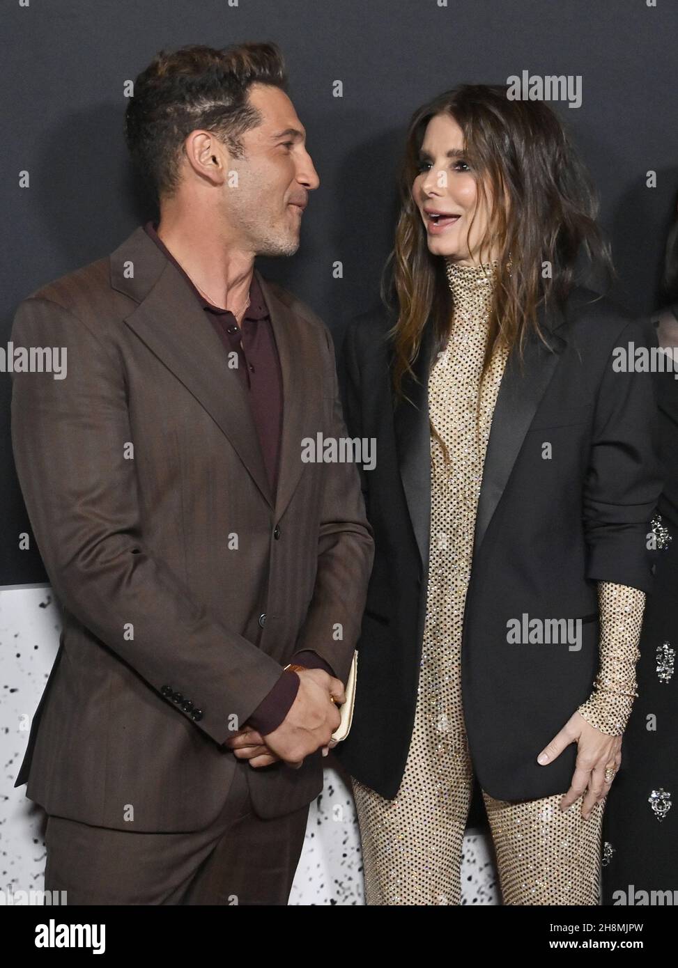 Los Angeles, Stati Uniti. 01 dicembre 2021. I membri del cast Jon Bernthal (L) e Sandra Bullock (R) partecipano alla prima del film drammatico di Netfix "The Unforgivable" al DGA Theatre di Los Angeles martedì 30 novembre 2021. Storyline: Rilasciato dalla prigione dopo aver condannato un crimine violento, Ruth Slater (Bullock) rientra in una società che si rifiuta di perdonare il suo passato. Di fronte al severo giudizio dal luogo che una volta ha chiamato a casa, la sua unica speranza di redenzione è trovare la sorella più giovane estranea che è stata costretta a lasciare dietro. Foto di Jim Ruymen/UPI Credit: UPI/Alamy Live News Foto Stock