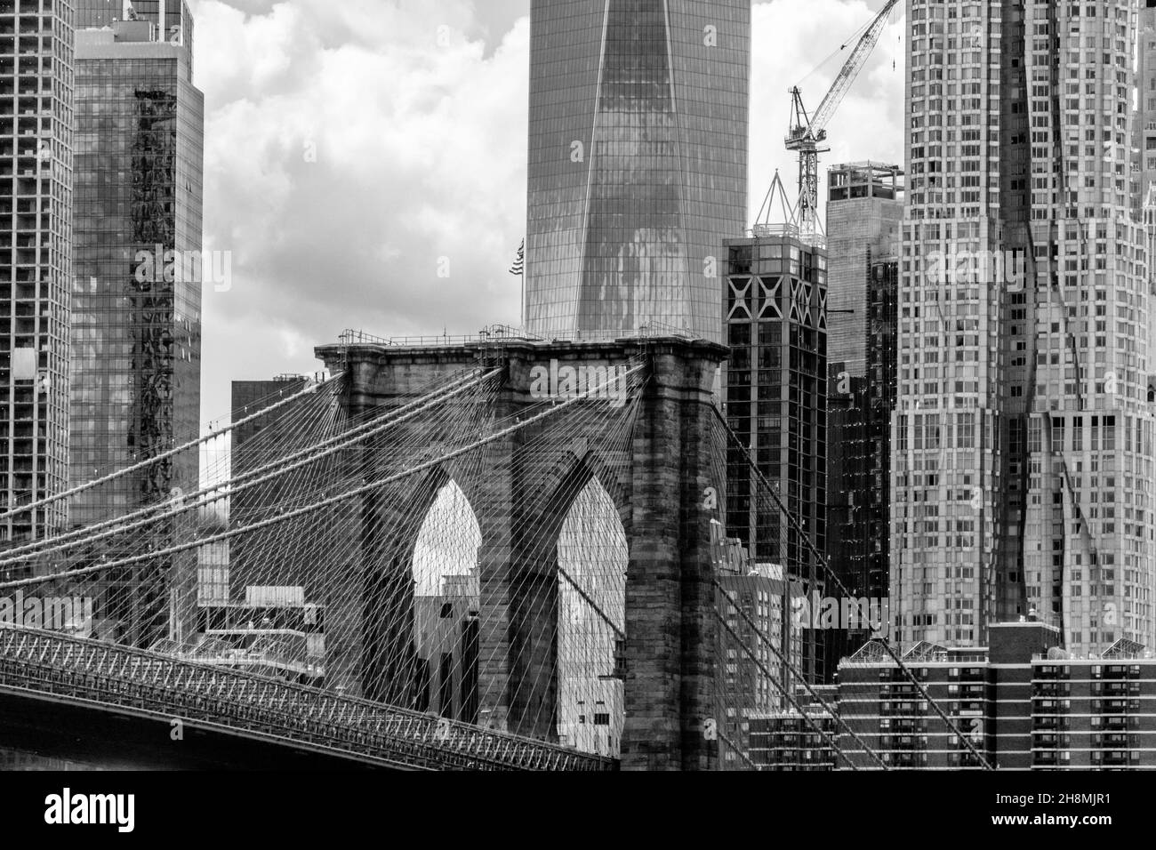 Splendida foto in scala di grigi del ponte di Brooklyn a New York Foto Stock