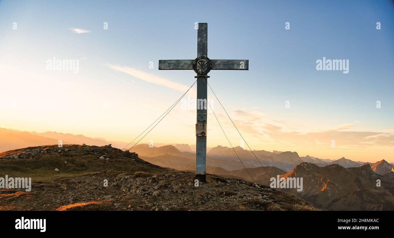 Foto panoramica della crociera sulla vetta di Goesseck durante il tramonto alle Alpi di Eisenerzer Foto Stock