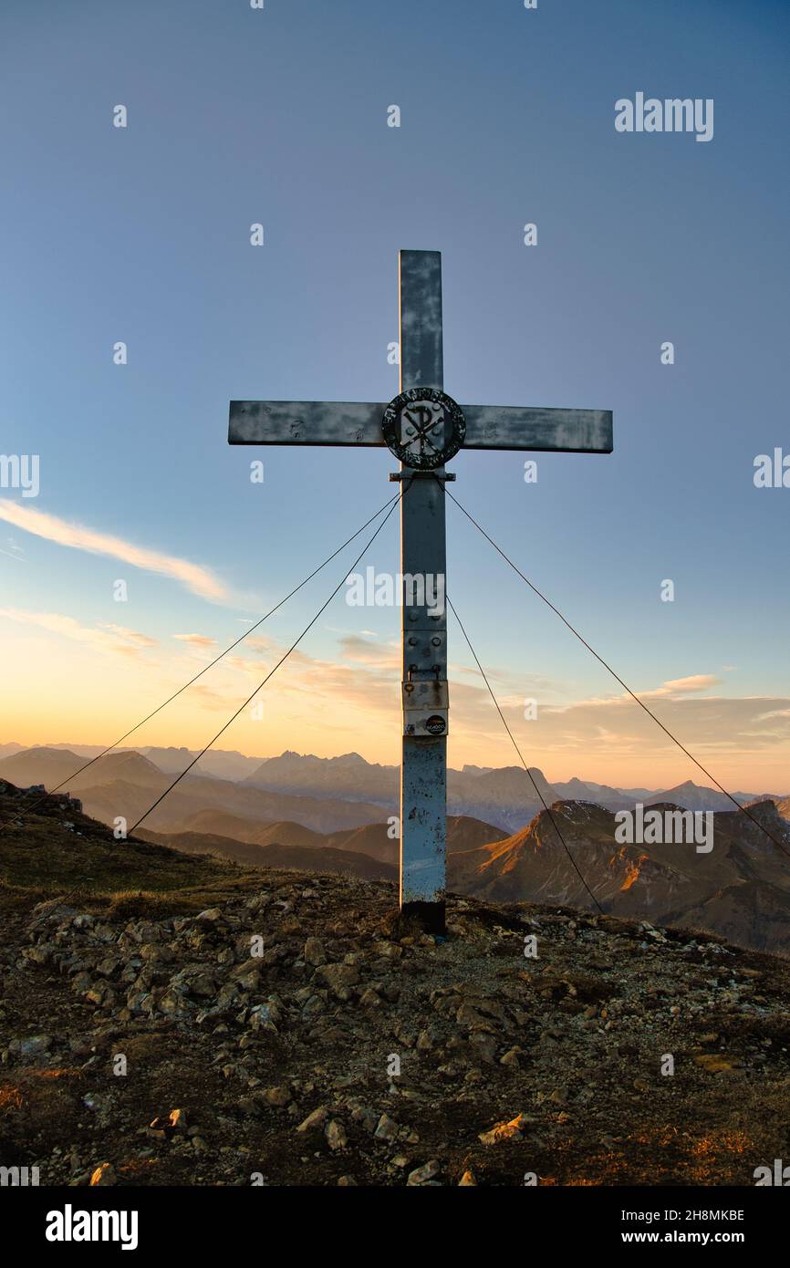 Foto panoramica della crociera sulla vetta di Goesseck durante il tramonto alle Alpi di Eisenerzer Foto Stock