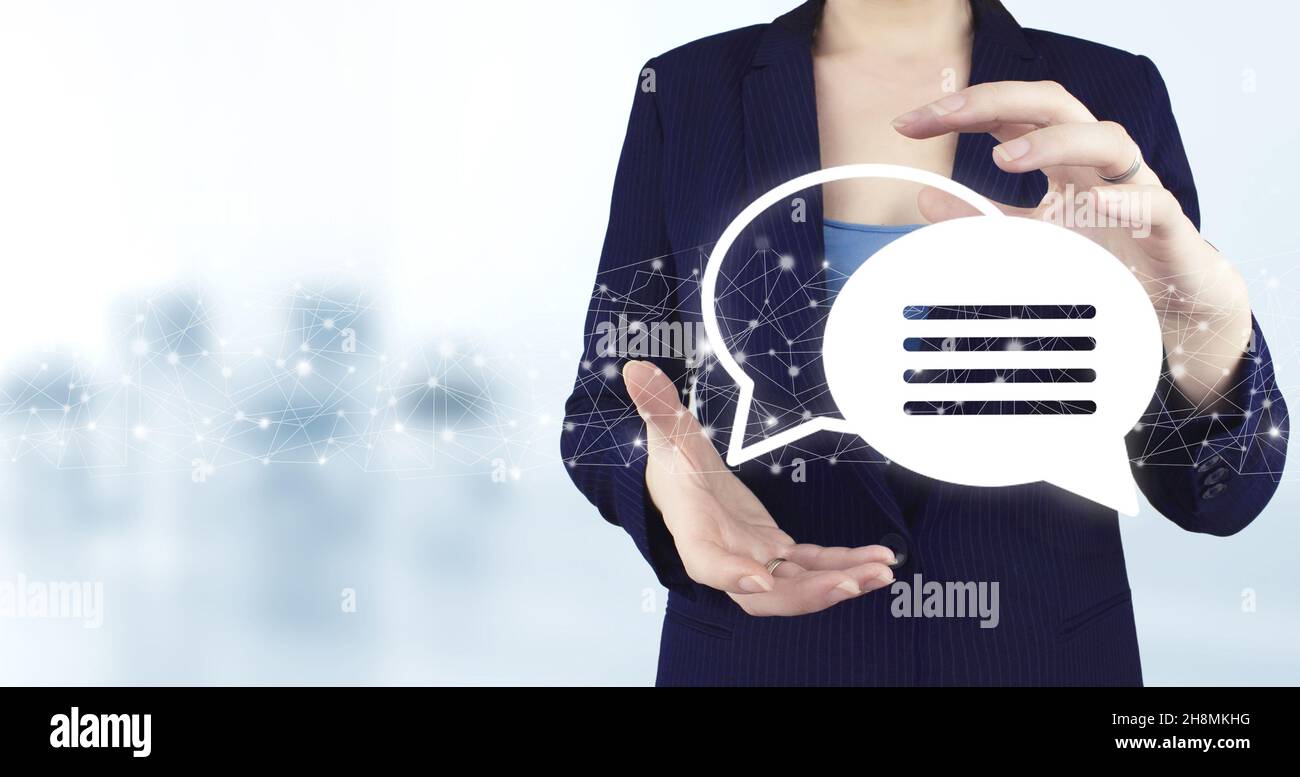 Due mani che tengono in mano l'icona virtuale olografica di e-mail e sms con sfondo sfocato chiaro. Concetto di e-mail aziendale. Contact us Concept. Simbolo di marketing o. Foto Stock