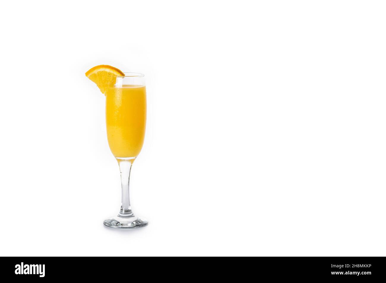 Cocktail di mimosa arancione isolato su sfondo bianco Foto Stock