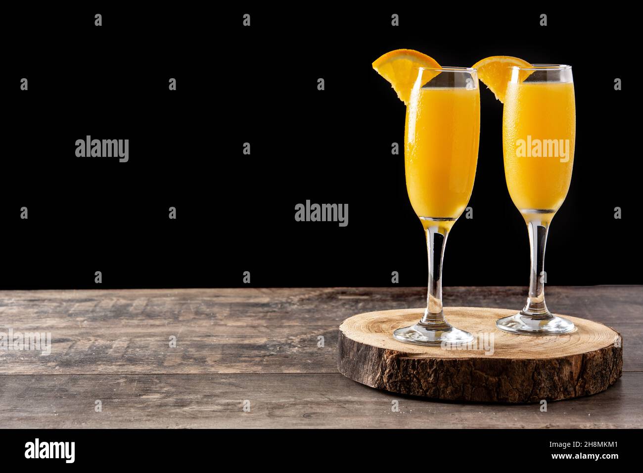 Cocktail di mimosa arancione su un tavolo di legno Foto Stock