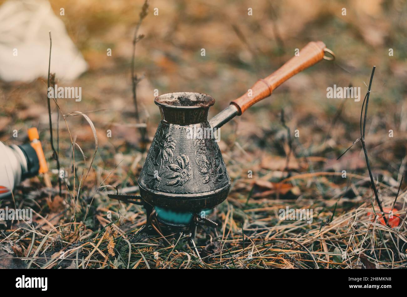 Turk con caffè su erba secca. Attività ricreative all'aperto. Autunno. Foto Stock