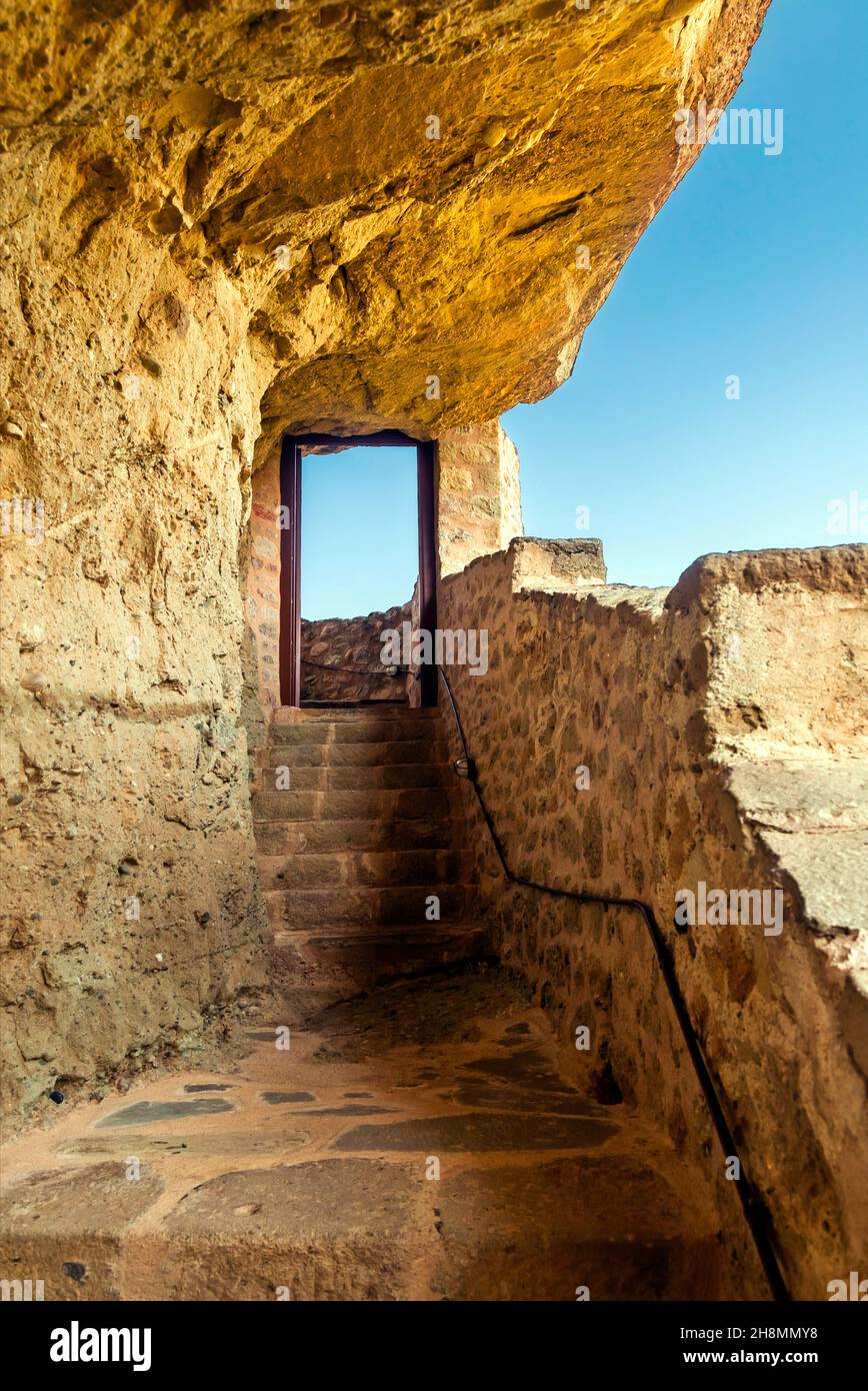 Passaggio sul sentiero che conduce al monastero di Agia Triada, Trikala, Tessaglia, Grecia. Foto Stock