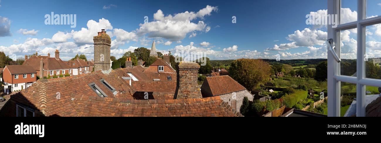 Vista panoramica attraverso la finestra aperta sul villaggio di Burwash e la campagna di High Weald, Burwash, East Sussex, Inghilterra, Regno Unito Foto Stock