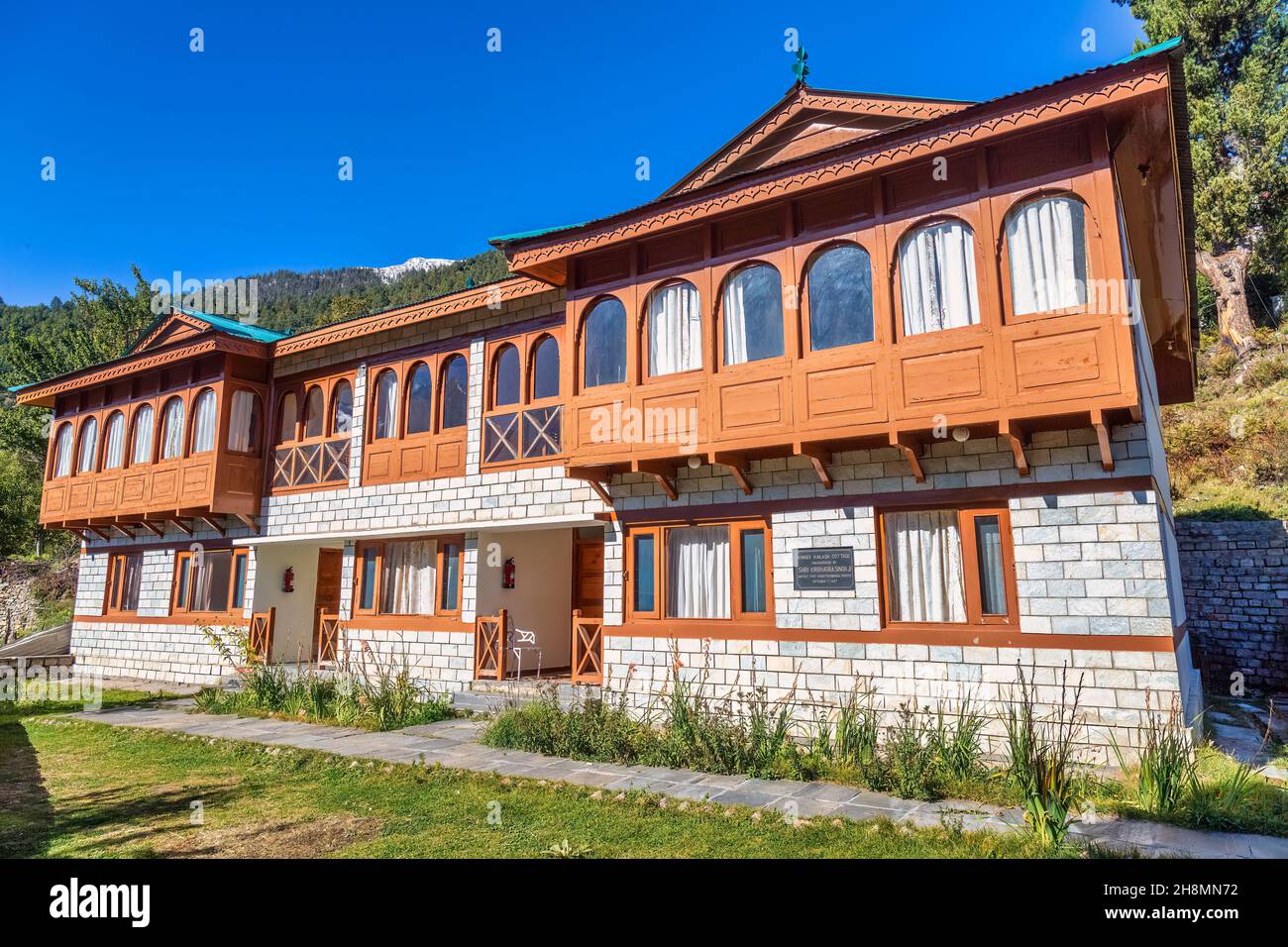 Hotel turistico in legno con vista sulla maestosa catena montuosa Kinnaur Kailash Himalaya a Kalpa, Himachal Pradesh, India Foto Stock