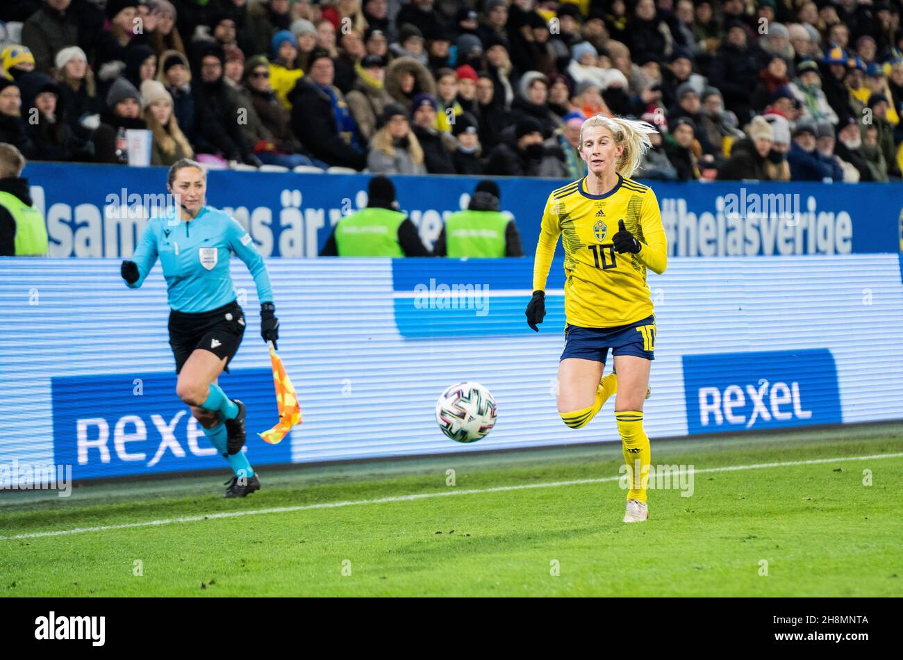 Malmoe, Svezia. 30 Nov 2021. Sofia Jakobsson (10) di Svezia ha visto durante la Coppa del mondo di donne tra Svezia e Slovacchia al Malmö New Stadium di Malmoe. (Photo Credit: Gonzales Photo/Alamy Live News Foto Stock