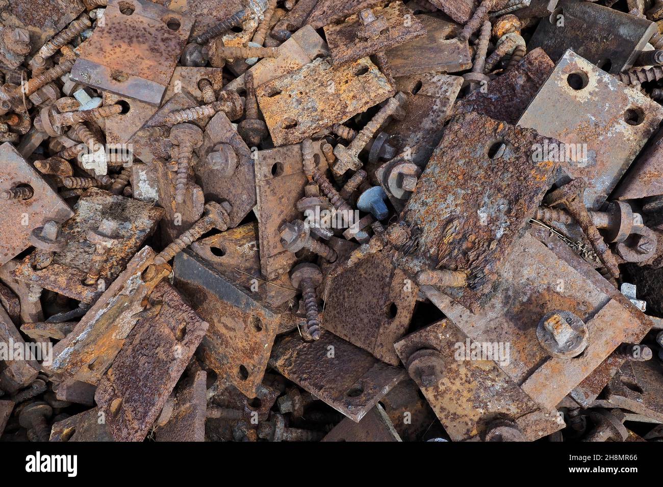 Ferro arrugginito, rottami di ferro, piastre di ferro, viti Foto Stock