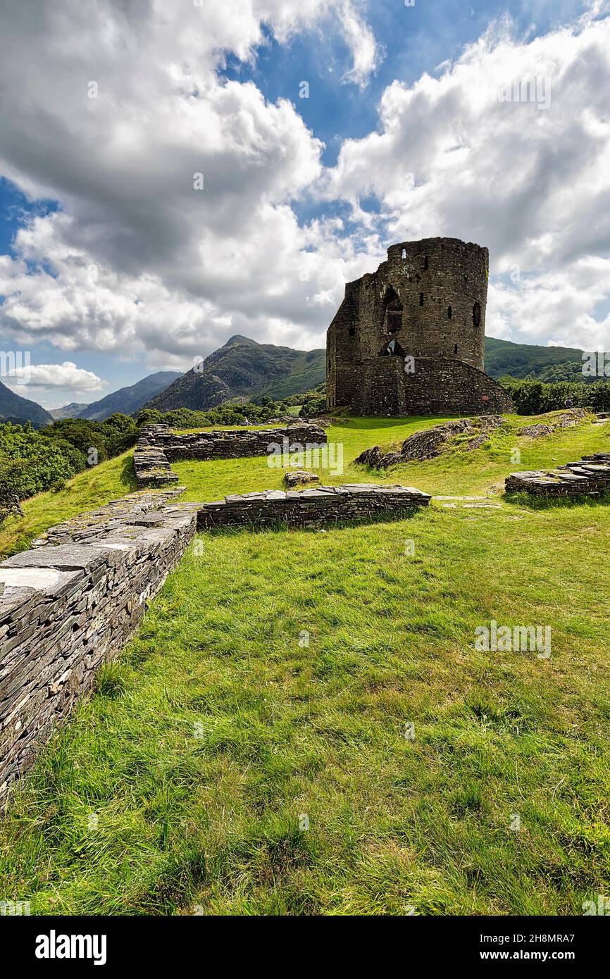 Rovine di un castello medievale, Dolbadarn Castello, colline Gwynedd, retroilluminazione, Llanberis, Snowdonia National Park, Galles, Regno Unito Foto Stock