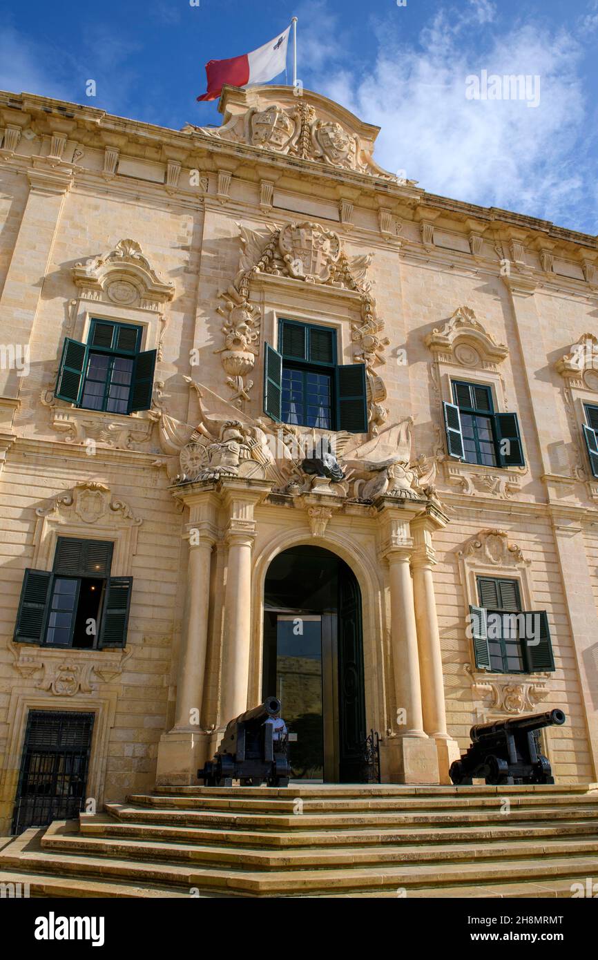 Ingresso fiancheggiato da cannoni all'edificio Auberge de Castille, residenza ufficiale del primo Ministro di Malta, Castille Place, Valletta, Malta Foto Stock