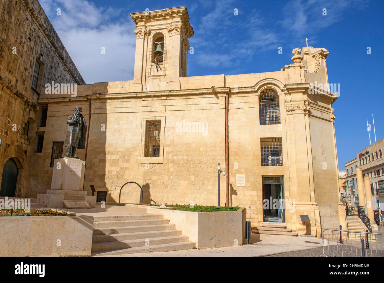 Prima costruzione prima chiesa quando la Valletta fu fondata nel 1566, oggi nostra Signora della Vittoria Chiesa, a sinistra statua di Pawlu Boffa ex primo Ministro di Foto Stock