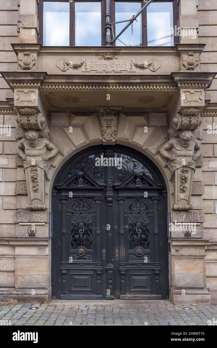 La Erich House, edificio neo-rinascimentale 1886/87, portale d'ingresso con due atlanti, Erlangen, Medio Franconia, Baviera, Germania Foto Stock