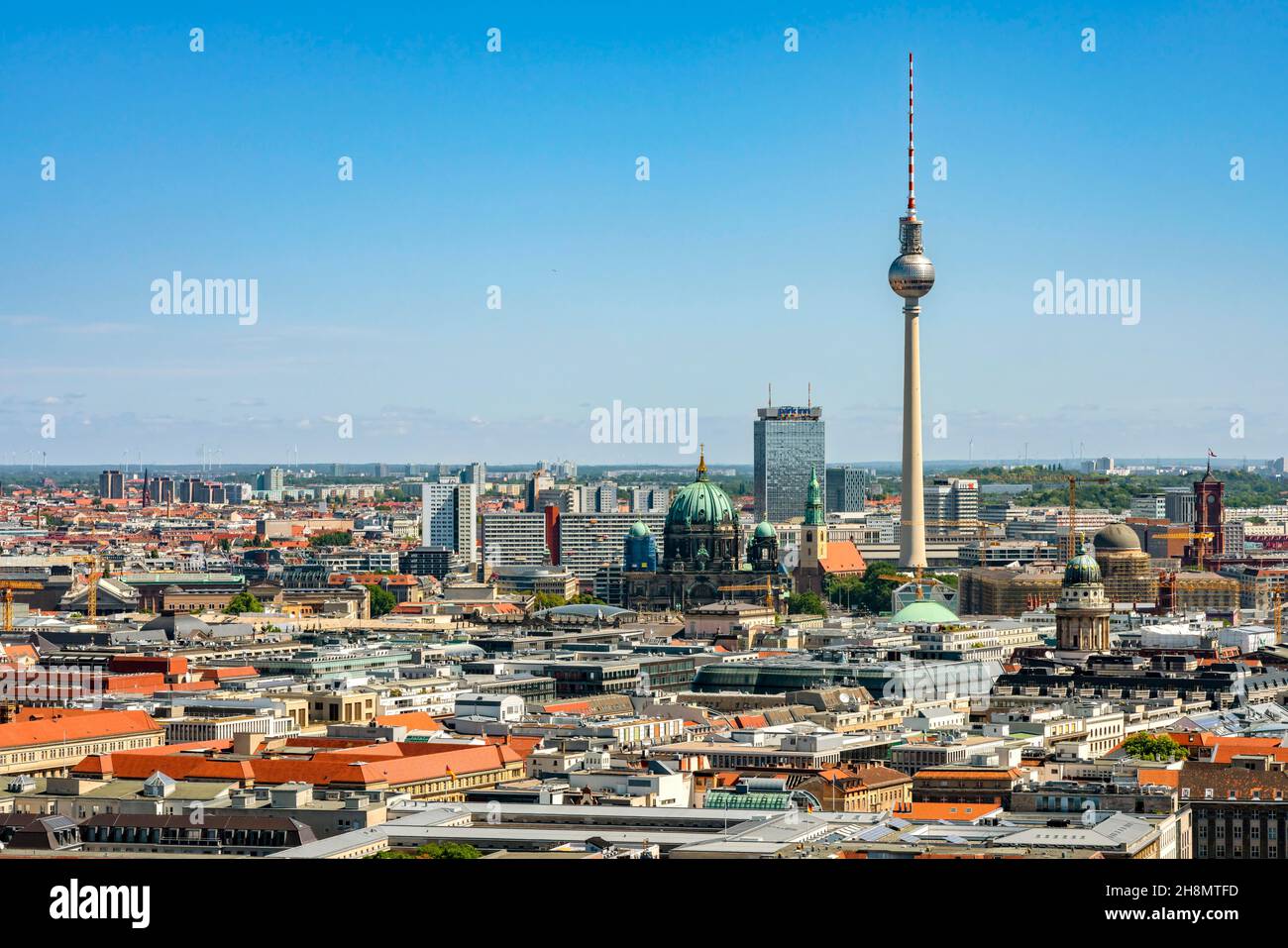 Vista dall'alto edificio di Potsdamer Platz verso Alexanderplatz con la Cattedrale tedesca e il Gendarmenmarkt, Berlino, Germania Foto Stock