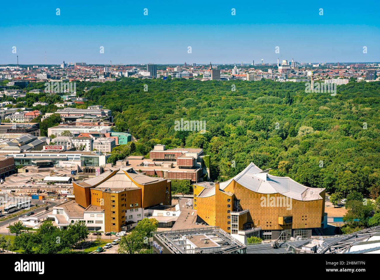 Vista dall'alto edificio di Potsdamer Platz verso la Philharmonie e il Tiergarten, Berlino, Germania Foto Stock