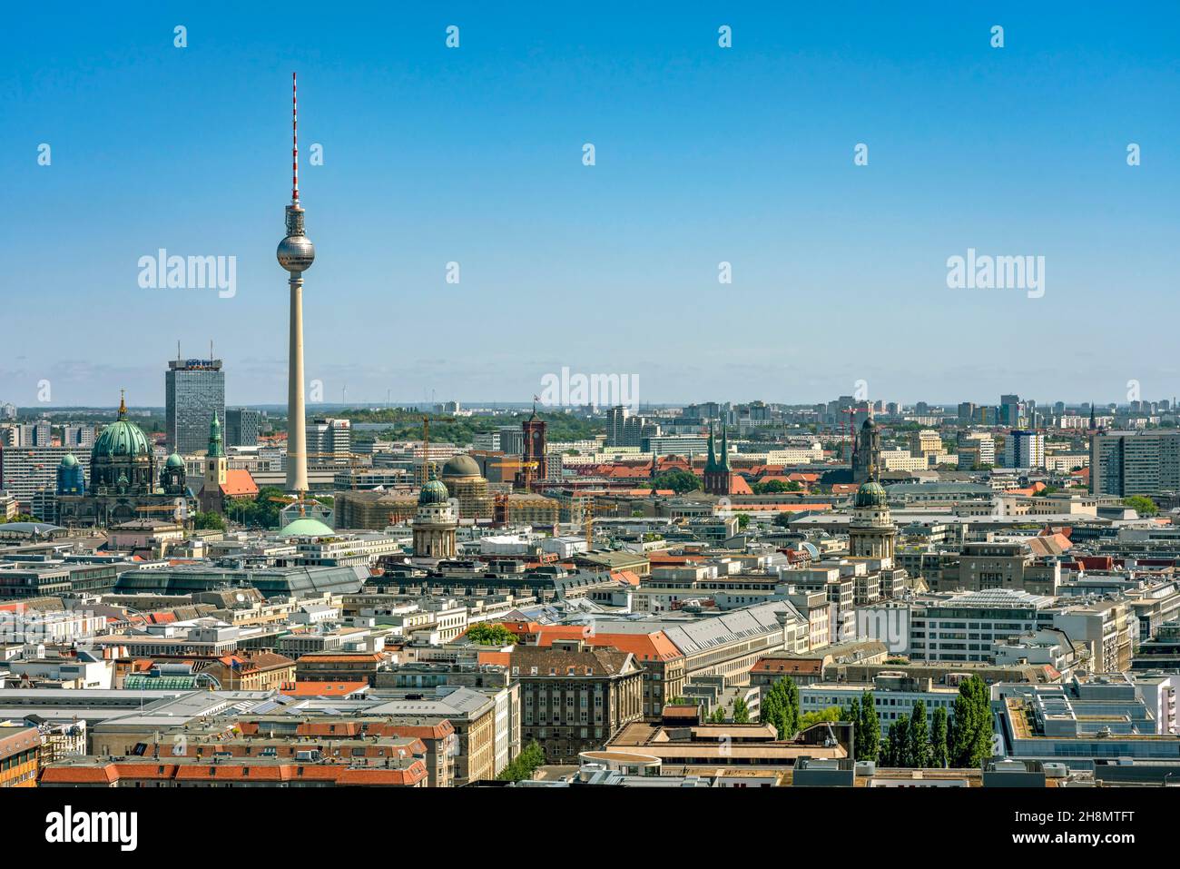 Vista dall'alto edificio di Potsdamer Platz verso Alexanderplatz con la Cattedrale tedesca e il Gendarmenmarkt, Berlino, Germania Foto Stock