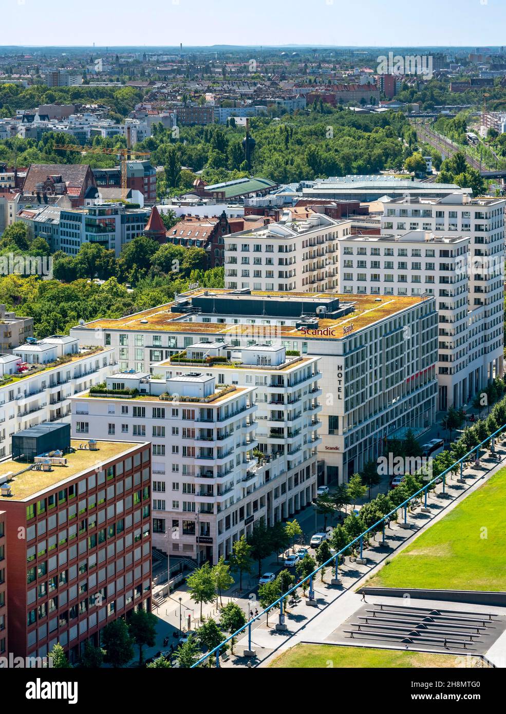 Vista dall'alto edificio di Potsdamer Platz verso Park Gleisdreieck e Kreuzberg, Berlino, Germania Foto Stock