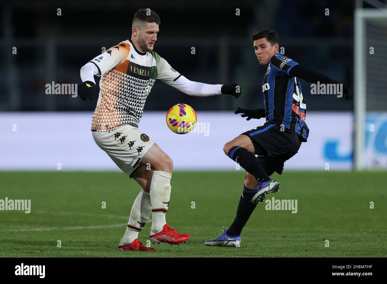 Gewiss Stadium, Bergamo, Italia, 30 novembre 2021, Thomas Henry (Venezia FC) è contestato da Matteo Pessina (Atalanta Bergamasca Calcio) durante ATA Foto Stock