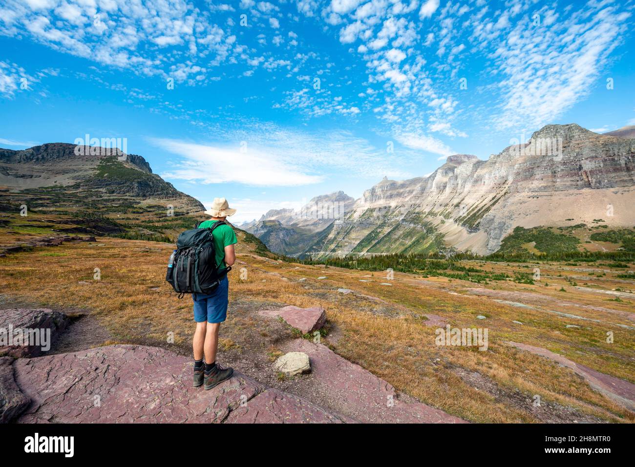 Escursionisti su un percorso escursionistico, Hidden Lake Trail, Mount Oberlin e Bishops Cap sullo sfondo, Glacier National Park, Montagne Rocciose, Montana, USA Foto Stock