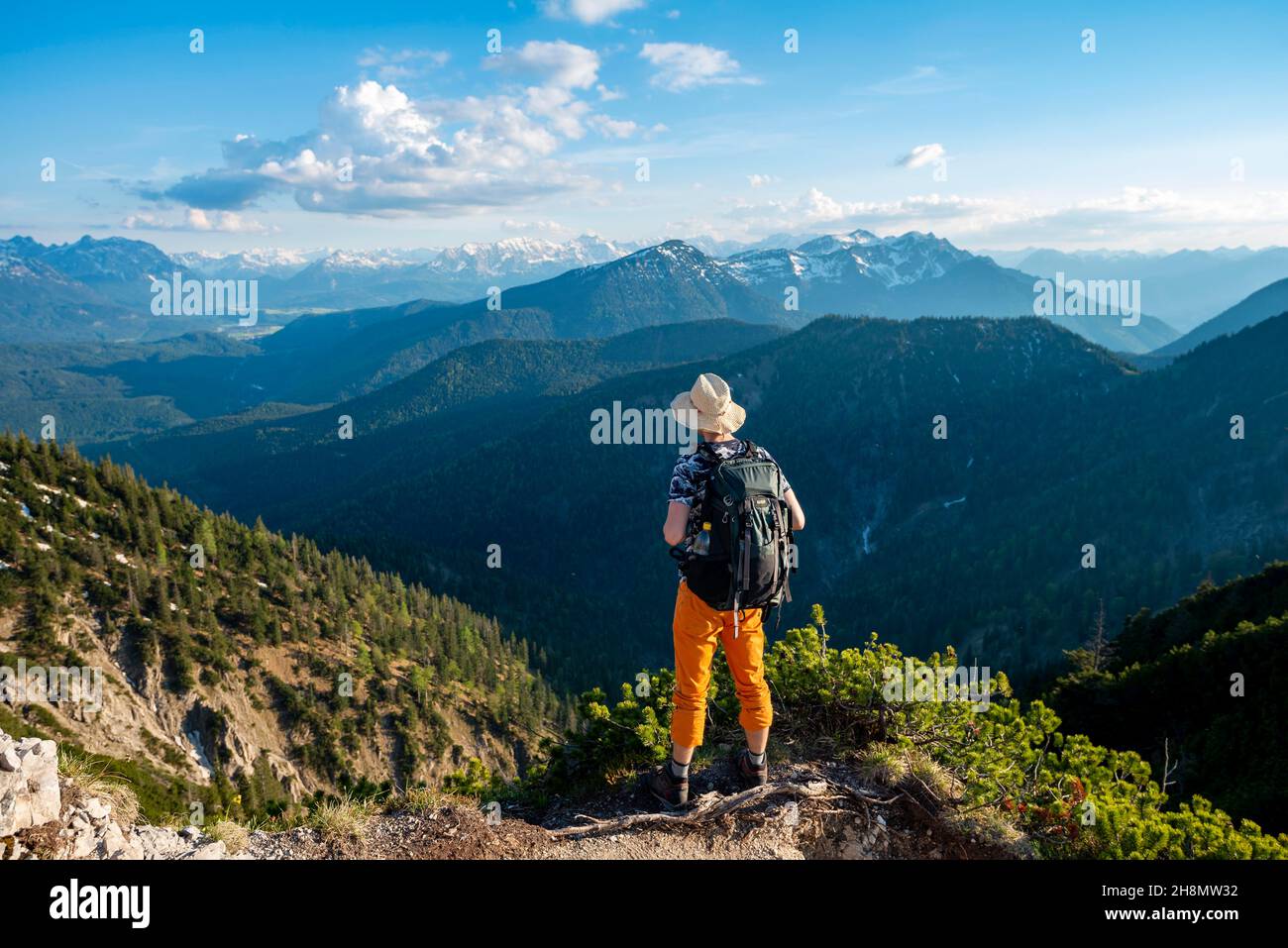 Escursionisti su un percorso escursionistico, vista in lontananza, cresta a piedi Herzogstand Heimgarten, Soierngruppe alle spalle, alta Baviera, Baviera, Germania Foto Stock