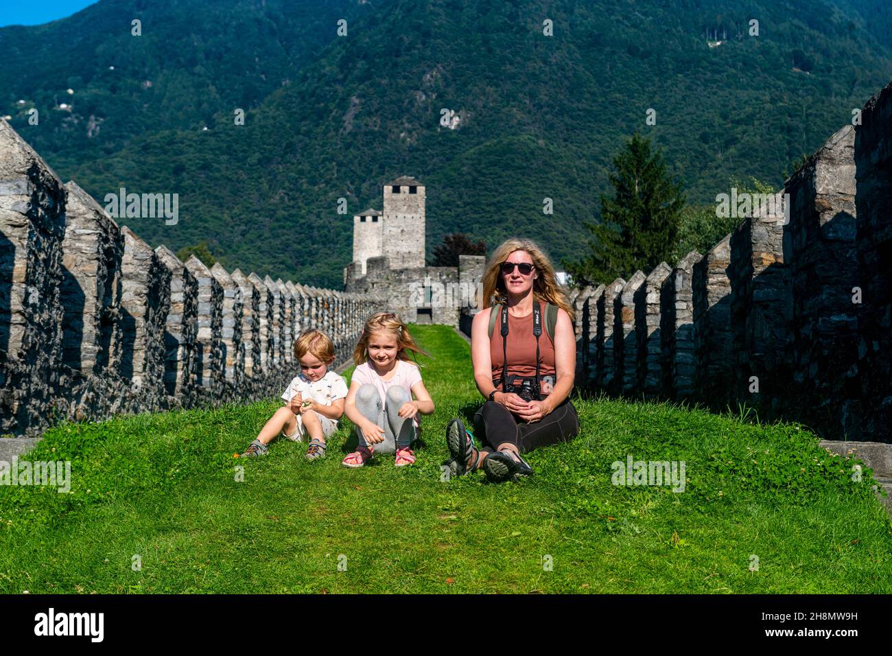Madre con bambini, Castelgrande, sito UNESCO tre castelli di Bellinzona, Ticino, Svizzera Foto Stock