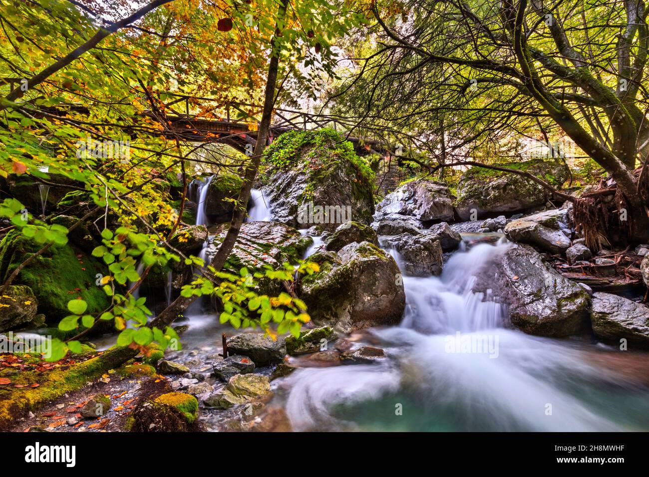 Fiume Enipeas e un ponte di legno, vicino a Prionia, Olympus montagna Pieria, Macedonia centrale, Grecia. Foto Stock