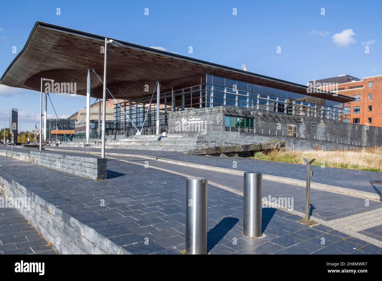 Vista del Wales Senedd (Parlamento) Building sul lungomare della baia di Cardiff Foto Stock