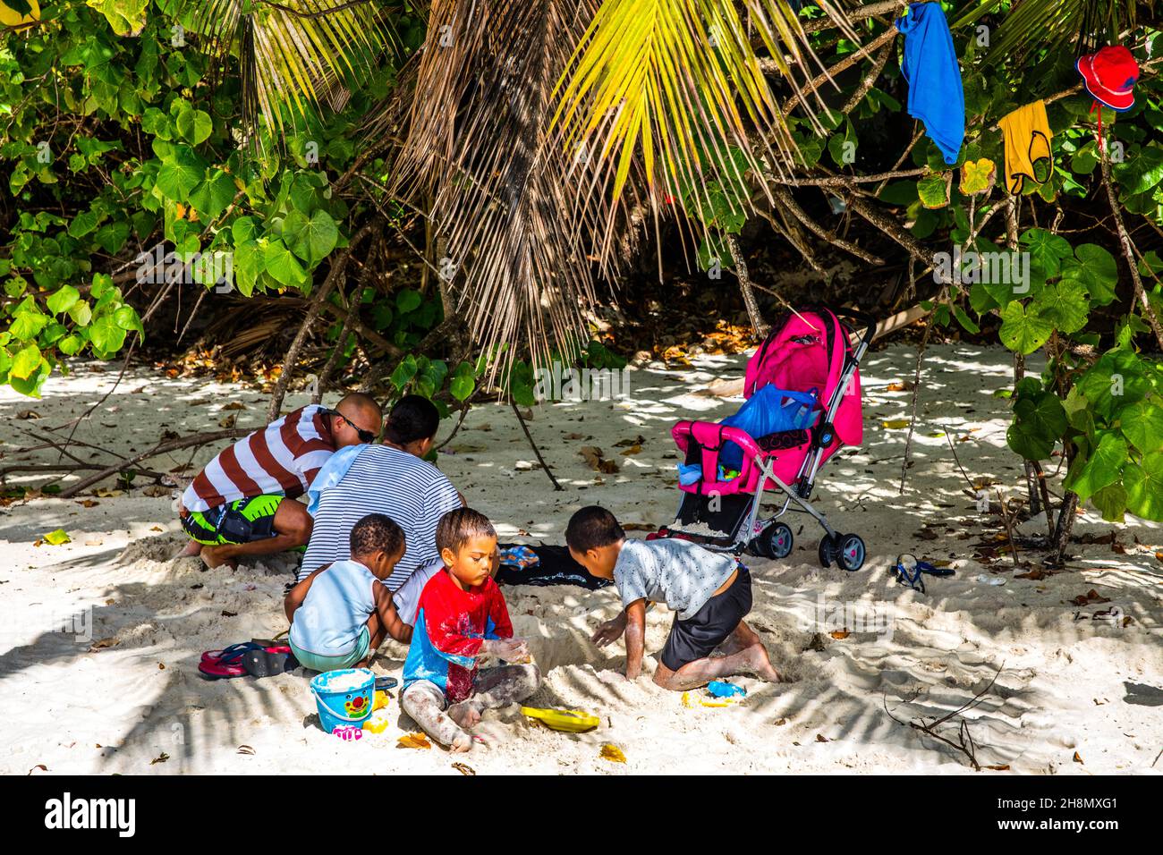 Famiglia nel fine settimana sulla spiaggia Baie Lazare, Mahe, Seychelles, Mahe, Seychelles Foto Stock
