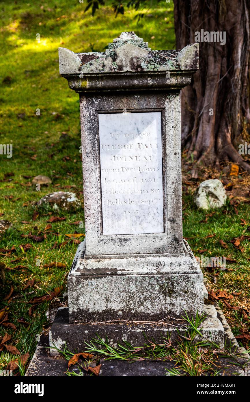 Lo storico cimitero aereo di Bel, anche se già gravemente dilapidato, è un monumento nazionale e uno dei luoghi di interesse dell'isola con tombe di famosi Foto Stock