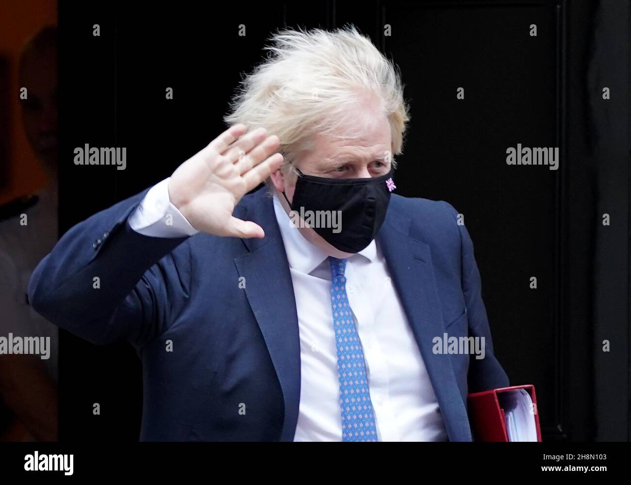 Il primo ministro Boris Johnson lascia il 10 Downing Street, Londra, per partecipare alle interrogazioni del primo ministro presso le Camere del Parlamento. Data foto: Mercoledì 1 dicembre 2021. Foto Stock
