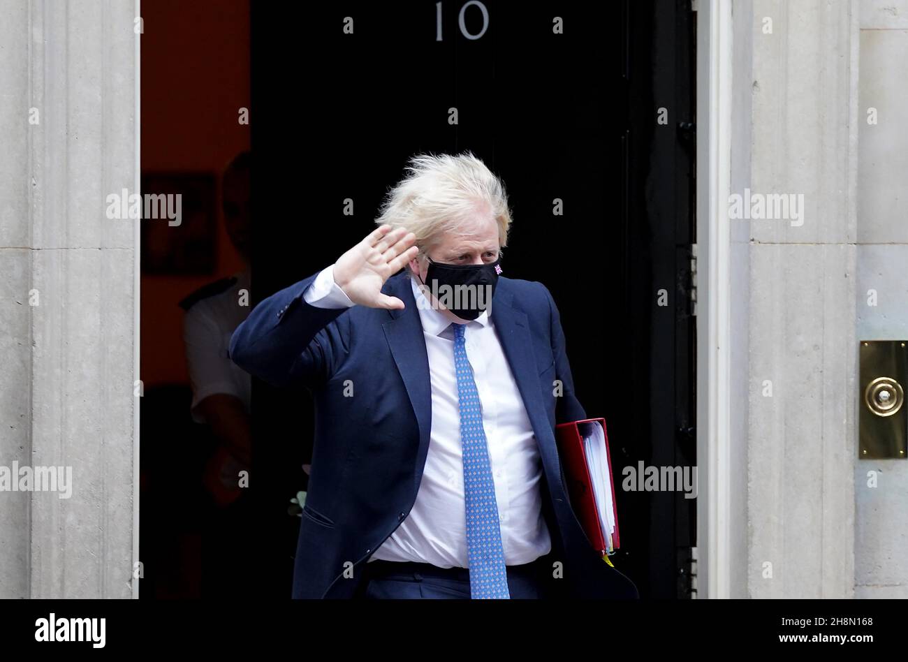 Il primo ministro Boris Johnson lascia il 10 Downing Street, Londra, per partecipare alle interrogazioni del primo ministro presso le Camere del Parlamento. Data foto: Mercoledì 1 dicembre 2021. Foto Stock
