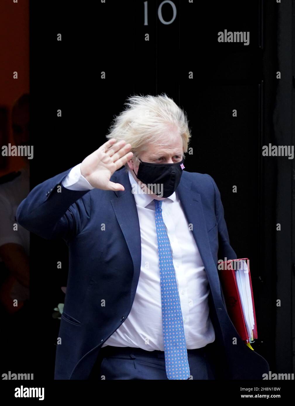 Il primo ministro Boris Johnson lascia il 10 Downing Street, Londra, per partecipare alle interrogazioni del primo ministro presso le Camere del Parlamento. Data foto: Mercoledì 1 dicembre 2021. Foto Stock