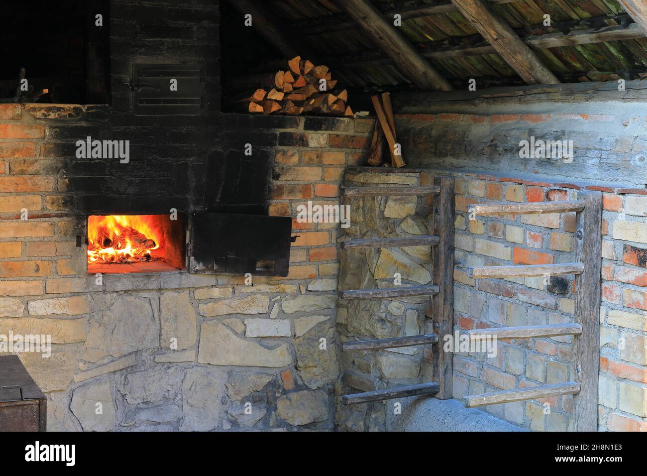 Fuoco in un forno a legna, museo all'aperto Neuhausen ob Eck, Parco Naturale dell'Alto Danubio, Baden-Wuerttemberg, Germania Foto Stock