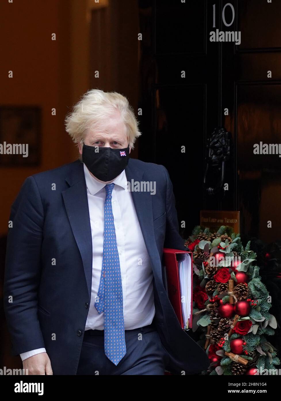 Il primo ministro Boris Johnson lascia il 10 Downing Street, Londra, per partecipare alle interrogazioni del primo ministro presso le Camere del Parlamento. Data foto: Mercoledì 1 dicembre 2021. Foto Stock