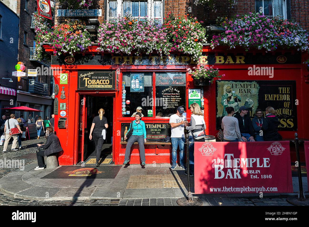 I visitatori di fronte al famoso pub Temple Bar, il vivace quartiere di Temple Bar, Dublino, Irlanda Foto Stock