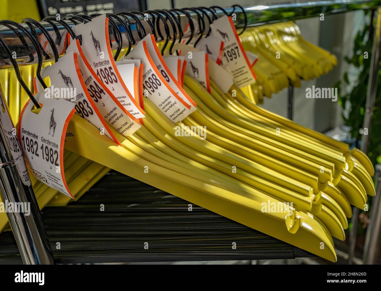 Appendiabiti vuoti a un portabiti durante il Lockdown, Berlino, Germania Foto Stock