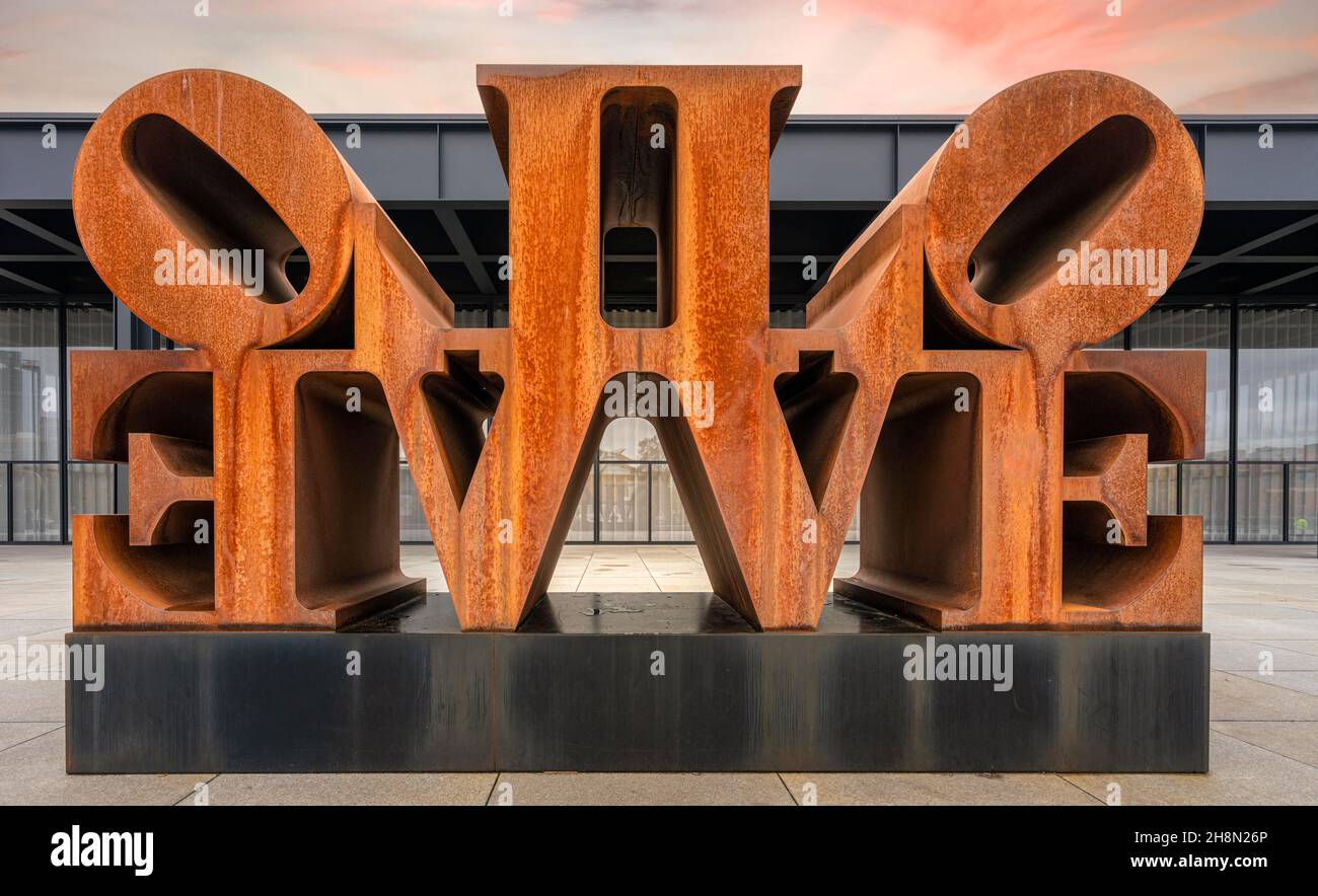 L'Amore Imperiale di bronzo di Robert Indiana alla Neue Nationalgalerie, Berlino, Germania Foto Stock