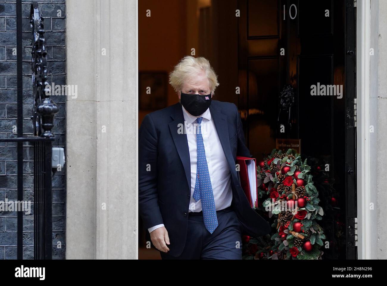 Il primo ministro Boris Johnson lascia il 10 Downing Street, Londra, per partecipare alle interrogazioni del primo ministro presso le Camere del Parlamento. Data foto: Mercoledì 1 dicembre 2021. Foto Stock