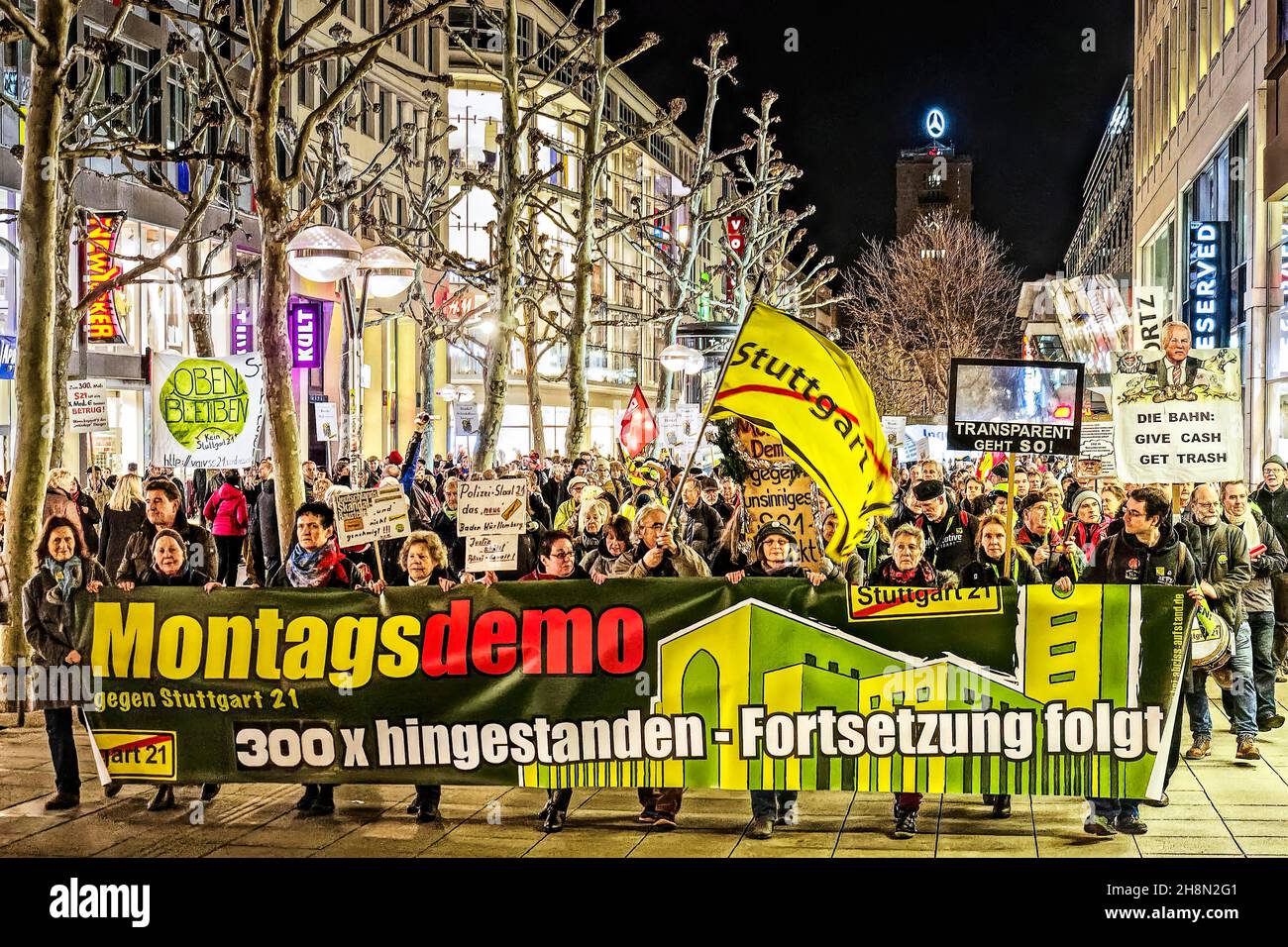 La dimostrazione di lunedì 300th contro Stoccarda 21 con la dimostrazione attraverso Koenigstrasse la cattiva gestione e il sospetto di corruzione pesano Foto Stock