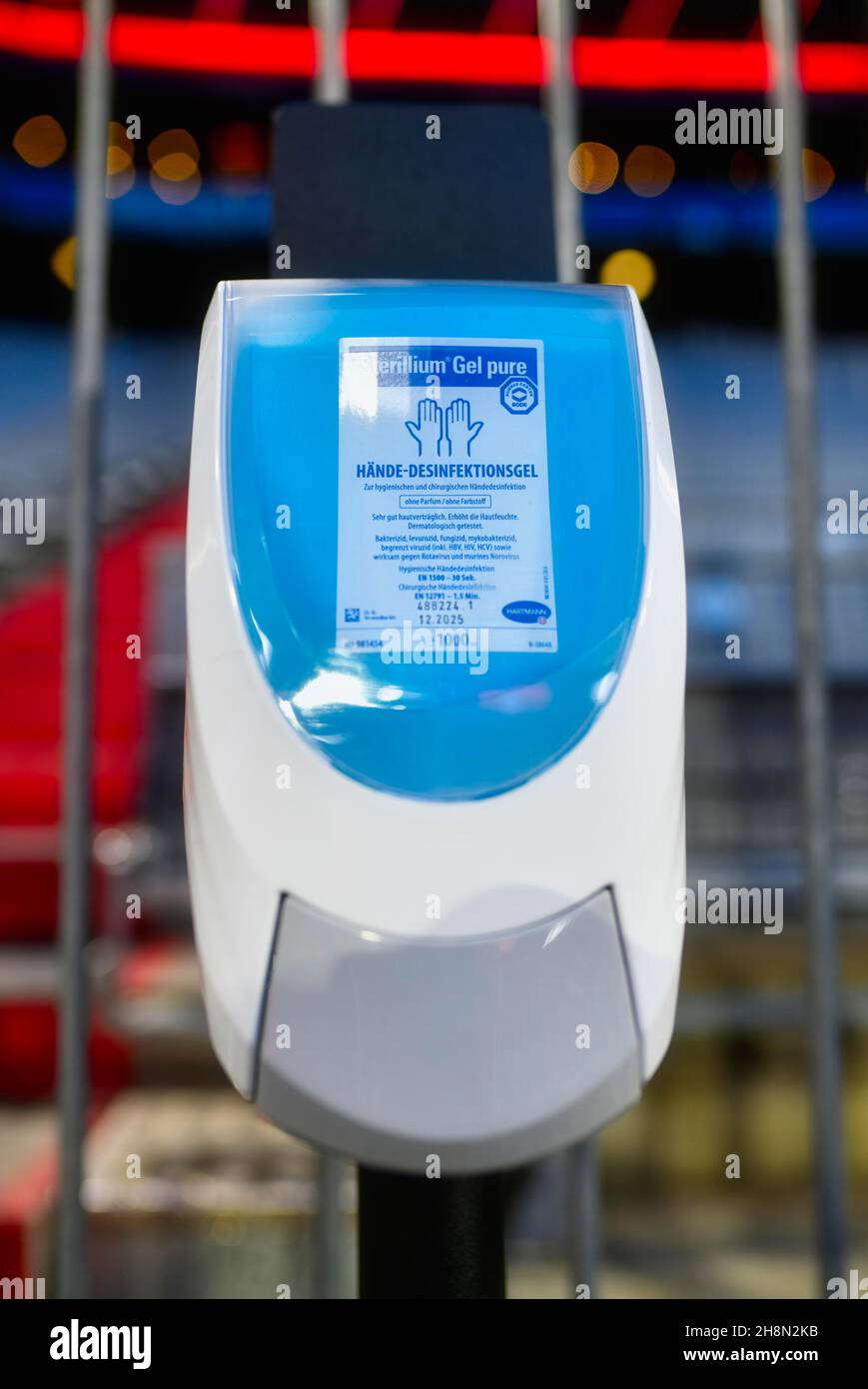 Dispenser per disinfezione, Allianz Arena vuoto, Corona Crisis, Monaco, Baviera, Germania Foto Stock