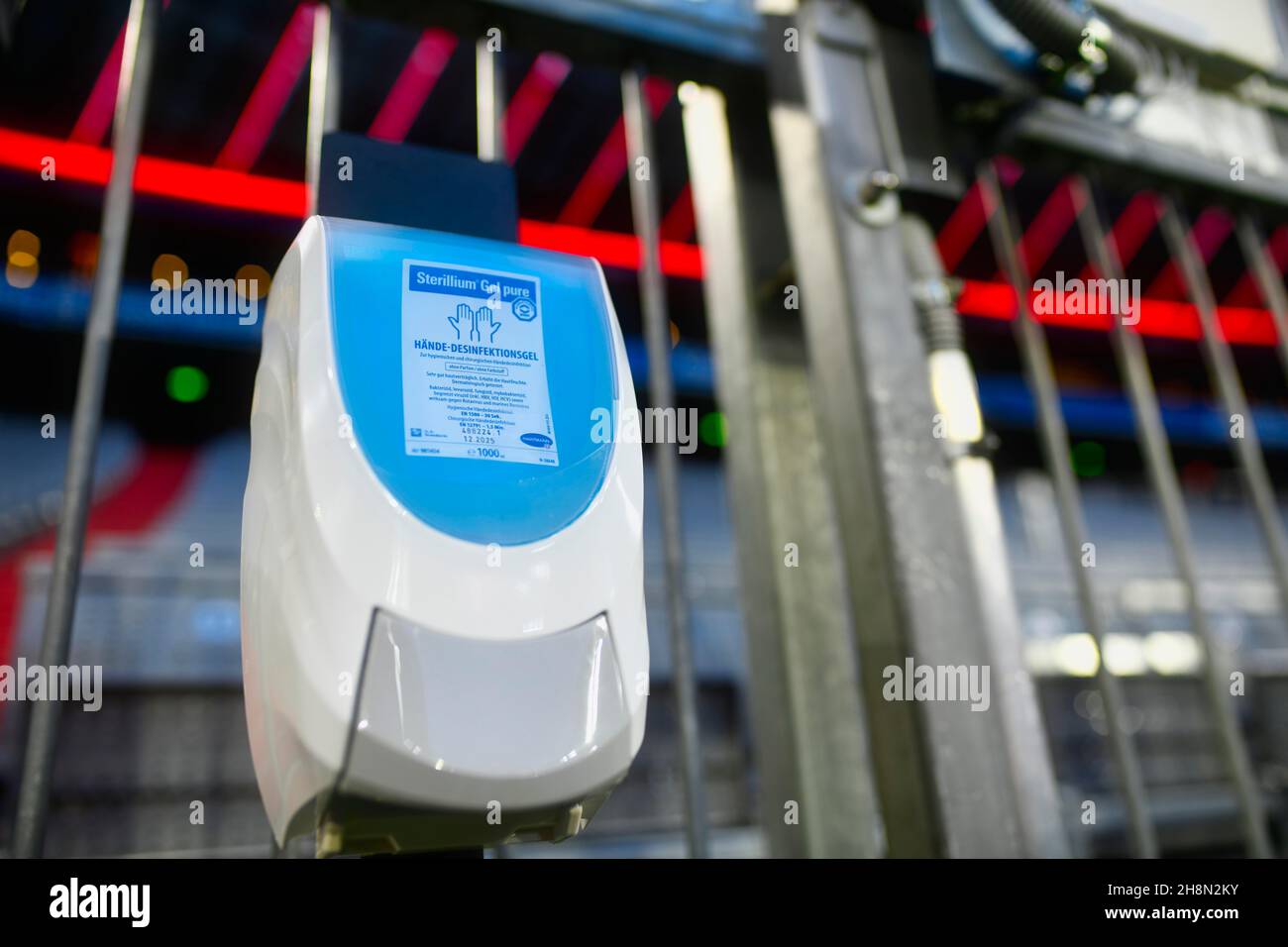 Dispenser per disinfezione, Allianz Arena vuoto, Corona Crisis, Monaco, Baviera, Germania Foto Stock