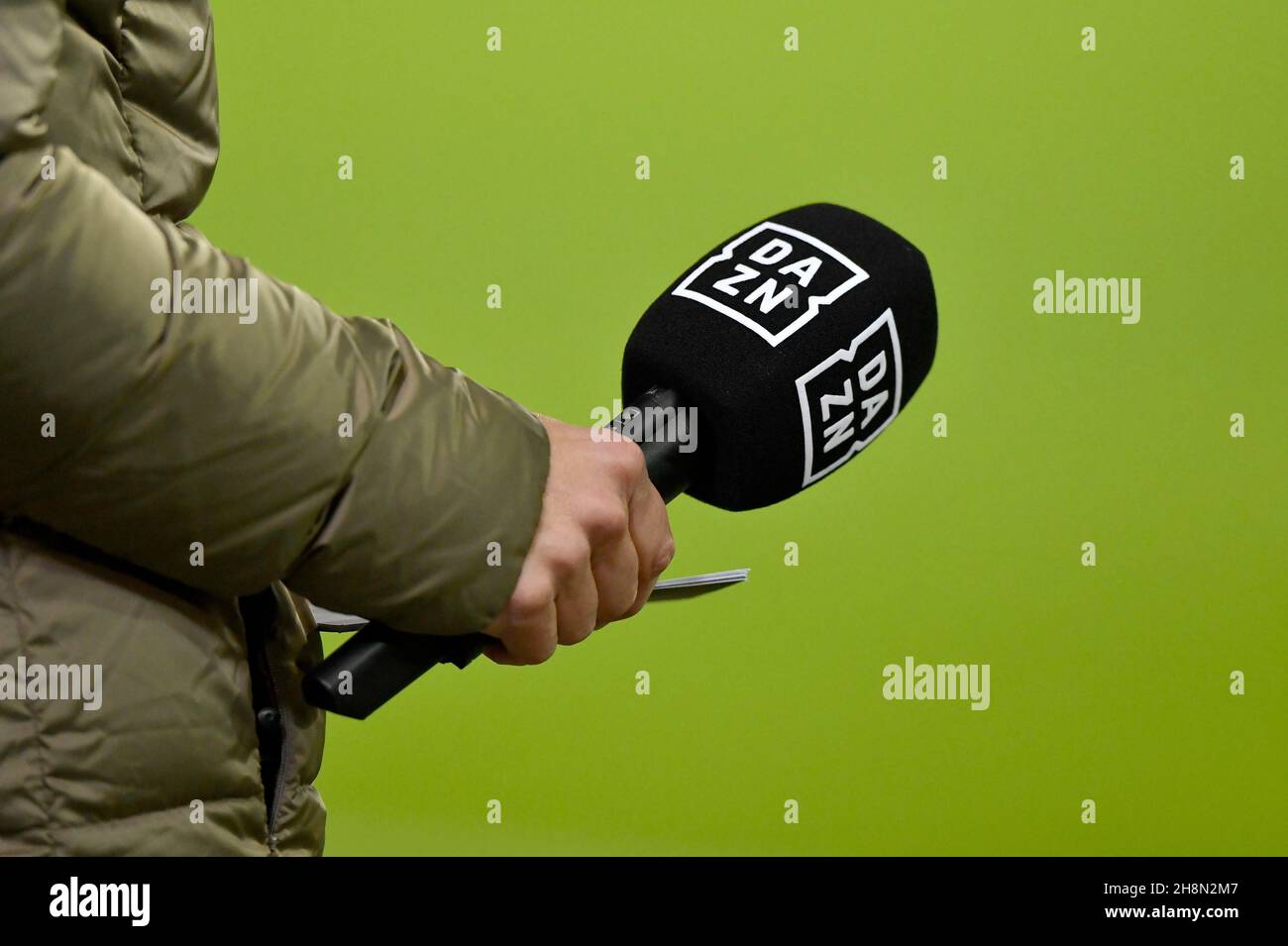 Microfono per presentatore con logo DAZN, Mercedes-Benz Arena, Stoccarda, Baden-Wuerttemberg, Germania Foto Stock