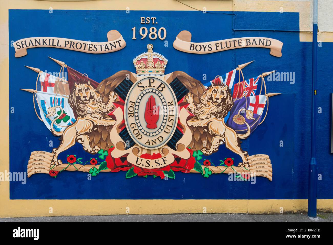 Conflitto dell'Irlanda del Nord, murale, graffiti politici sul muro a Belfast, zona residenziale protestante intorno a Shankill Road, Irlanda del Nord, Grande Foto Stock