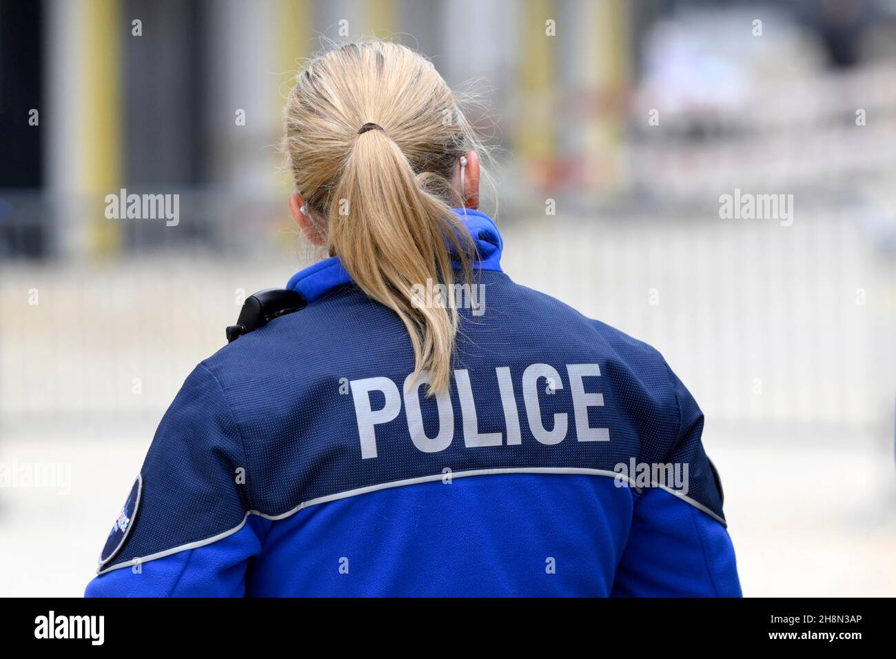 Poliziotto con capelli biondi Foto Stock